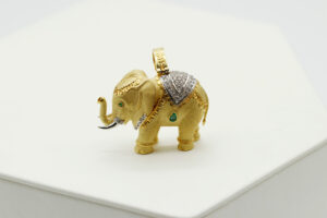 Colgante elefante en oro, brillantes y esmeraldas